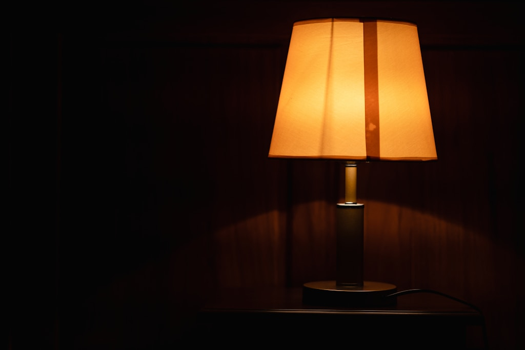 Jakie są różnice między plafonem LED a klasyczną lampą?